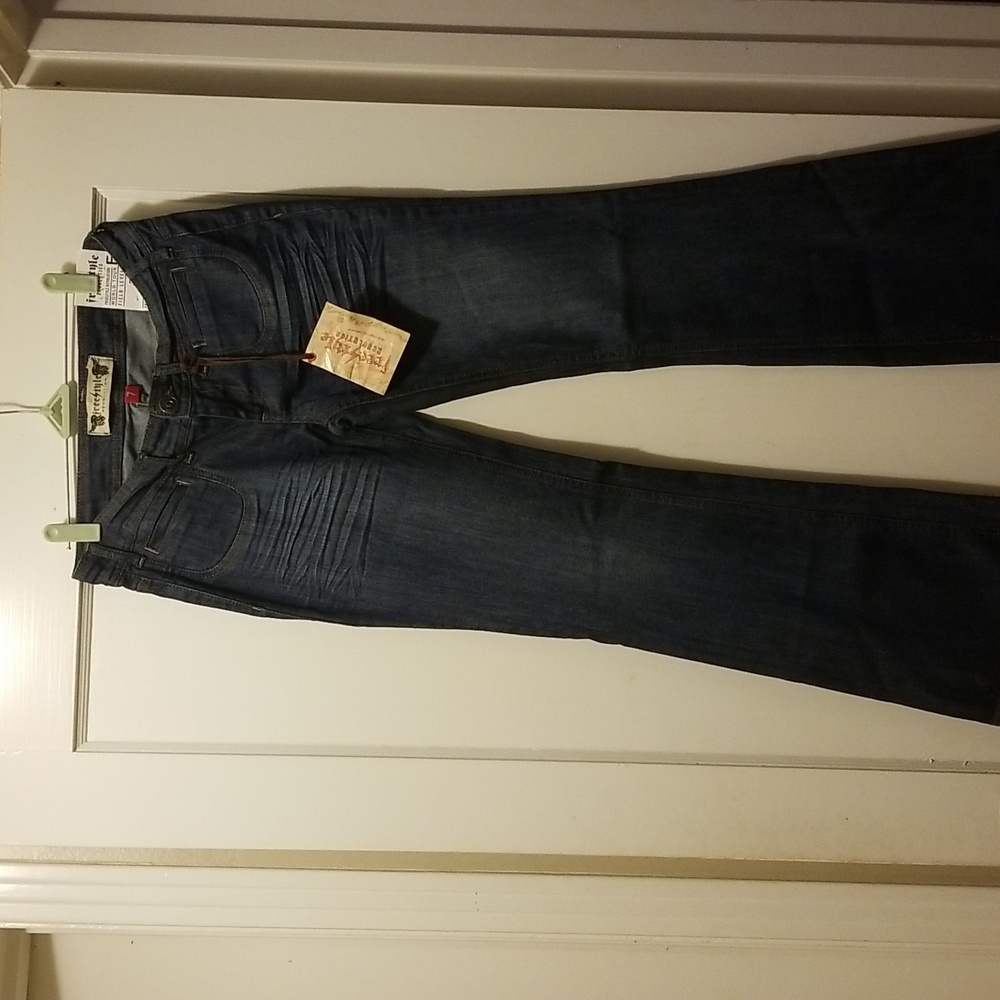New Freestyle Revolution World Tour 90's Low rise jeans